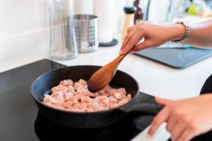 Μαγειρεύετε κρέας; Το λάθος με την κουτάλα και τη λαβίδα που γίνεται συχνά