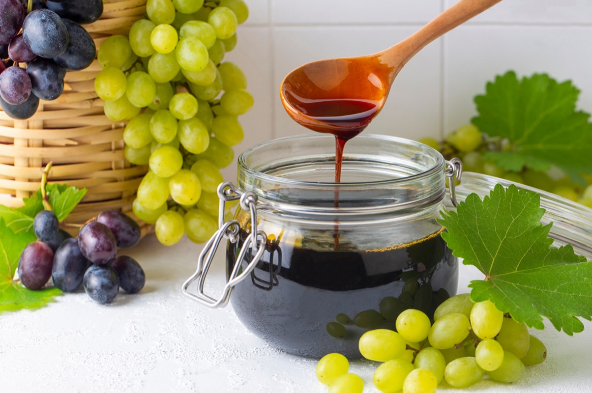 Grape,Molasses,And,Fresh,Organic,Grapes