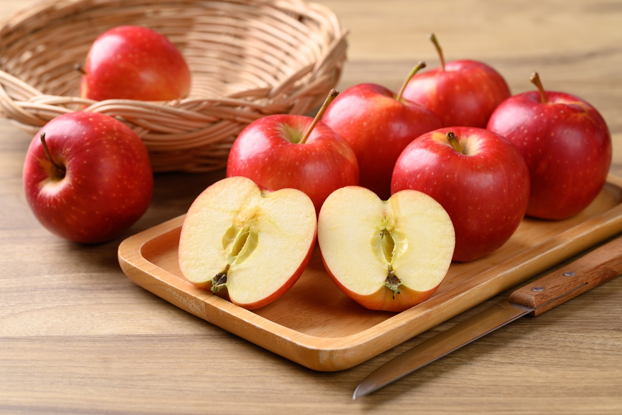 Red,Apple,Fruit,(gala,Apple),On,Wooden,Plate,With,Wooden