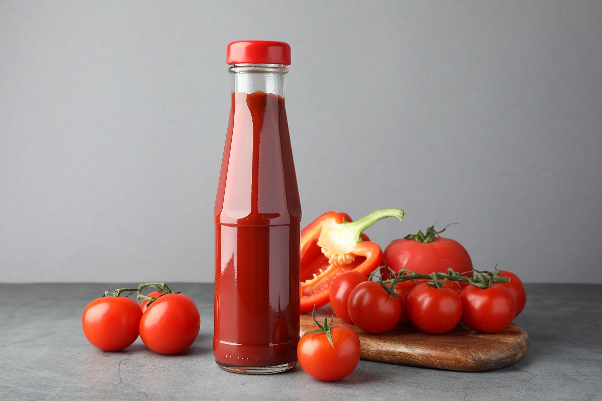Bottle,Of,Tasty,Ketchup,,Tomatoes,And,Pepper,On,Grey,Table