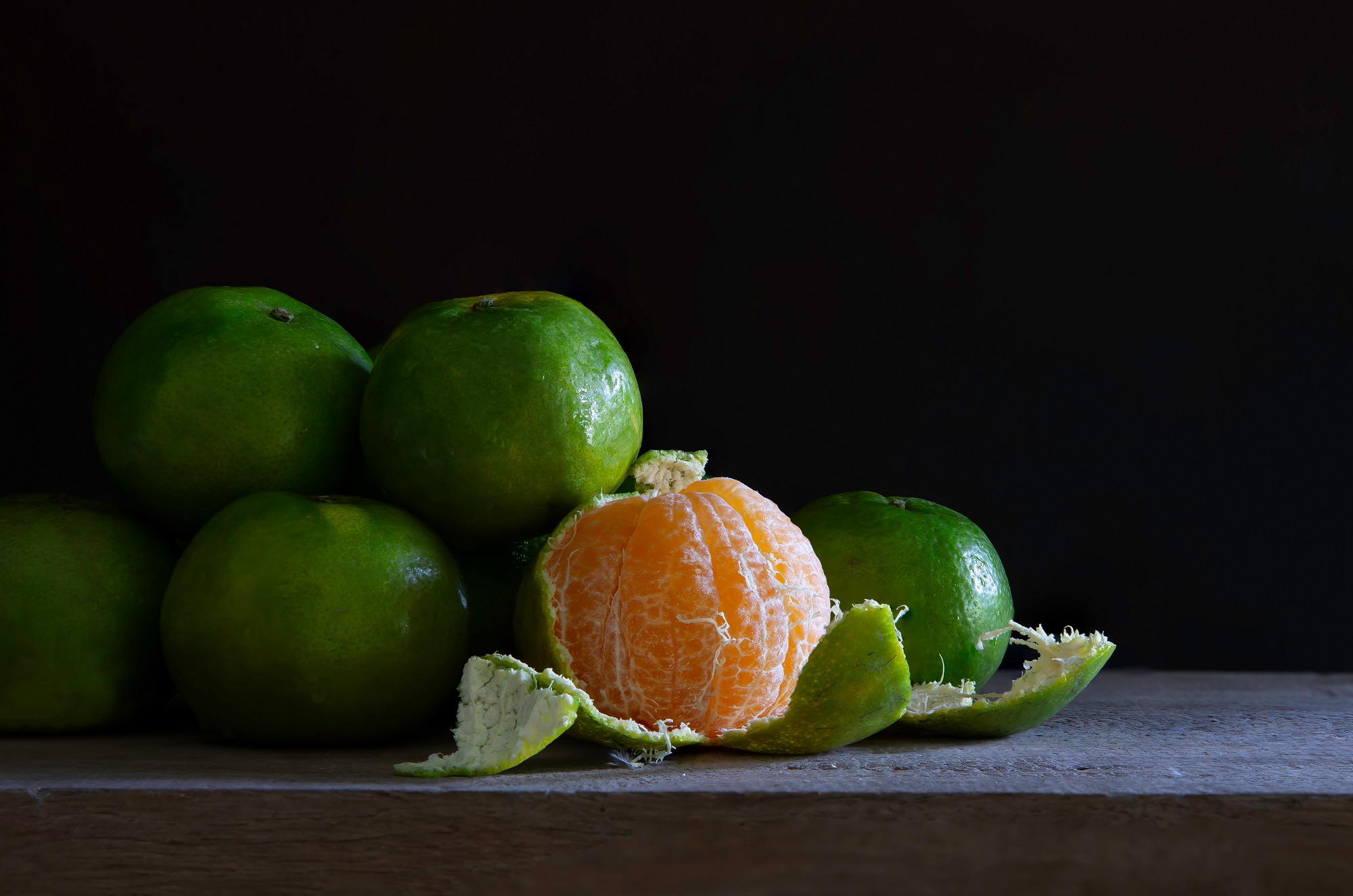 Still,Life,Of,Fresh,Sweet,Tangerine,On,The,Wooden,Plank