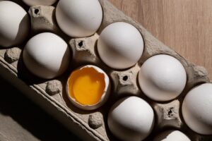 Βάζετε τα αυγά στην αυγοθήκη του ψυγείου; Ποια είναι η σωστή πρακτική