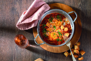Αυγά μάτια σε σάλτσα και κρουτόν