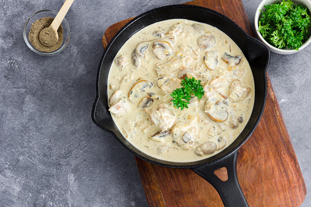 Creamy,Chicken,Stroganoff,Served,In,A,Iron,Skillet,,Garnished,With