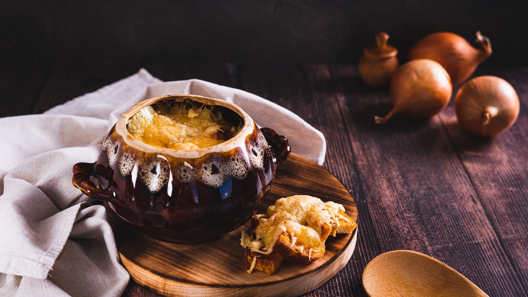 French,Onion,Soup,With,Melted,Cheese,And,Croutons,In,A