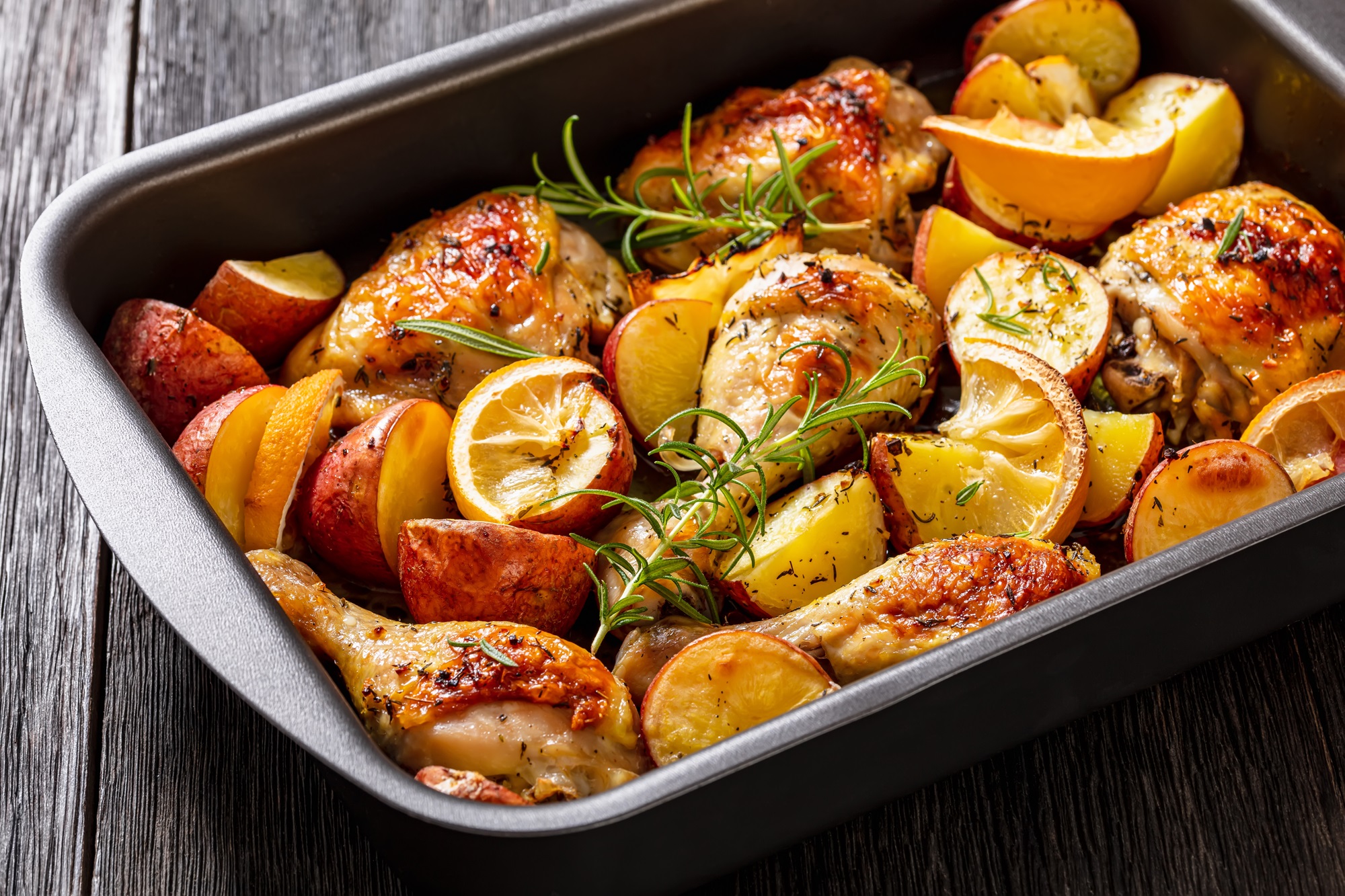 Lemon,Garlic,Chicken,With,Roasted,Potatoes,,Spices,And,Herbs,On