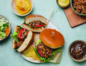 Pulled pork burger και πράσινη σαλάτα