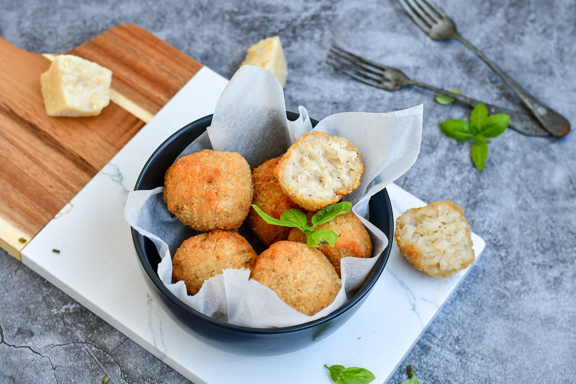 Italian,Arancini.,Home,Made,Tradiotonal,Rice,Balls,With,Mozzarella,Cheese,parsley