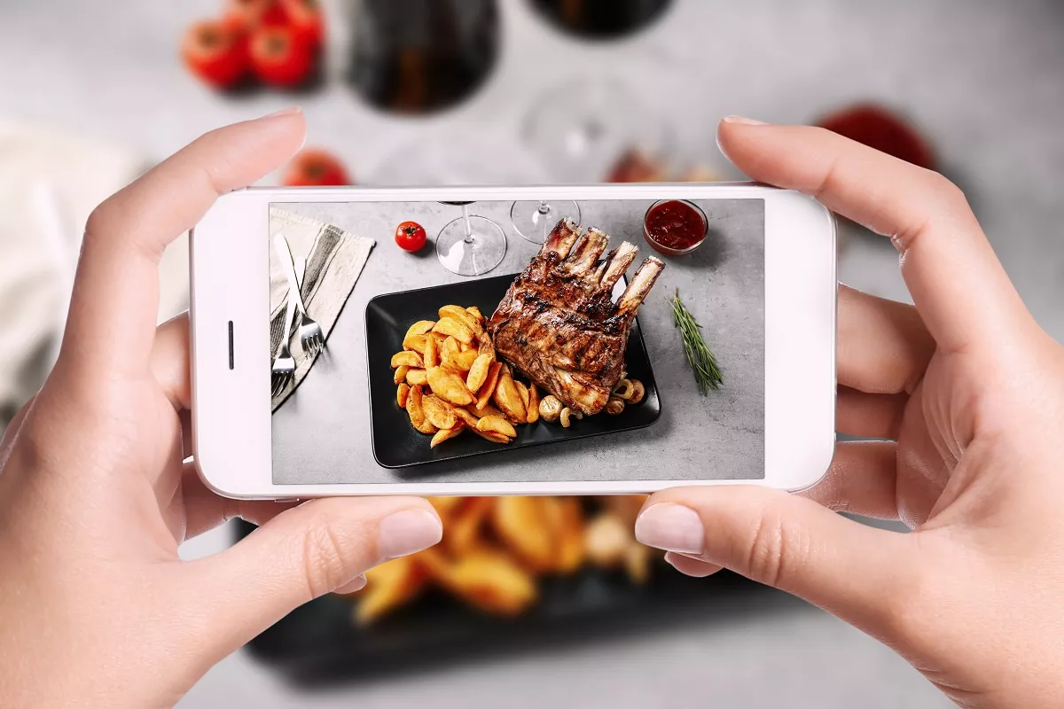 Blogger,Taking,Picture,Of,Delicious,Grilled,Ribs,At,Table,,Closeup.